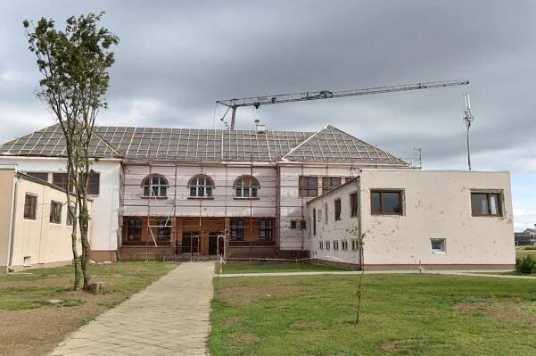 Symbol tornádem zničeného městysu čeká na nový krov a střechu: Komplet hotovo bude za rok