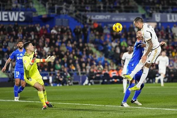 Real Madrid se po šesté výhře v řadě dostal do čela španělské ligy
