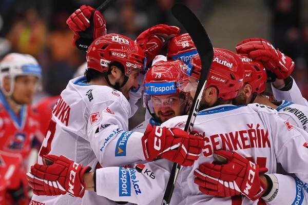 Hokejisté Třince porazili Pardubice 4:3 a ve finále vedou 2:1 na zápasy
