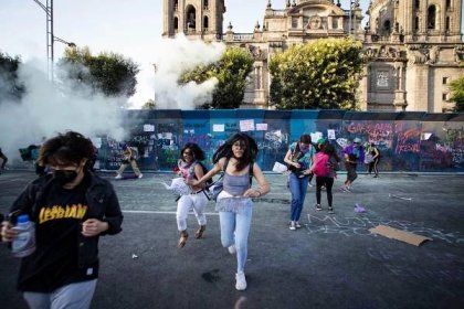 International Women’s Day in Mexico: Girls hit the streets to fight for their safety