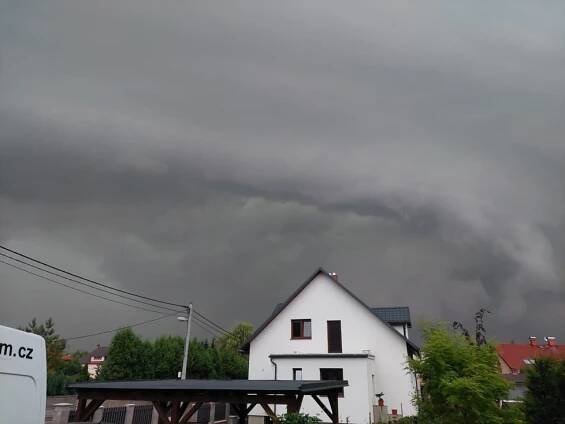 190 tisíc výbojů za 10 minut! Obří bouře nad severem Moravy: Mrak připomínal tornádo!