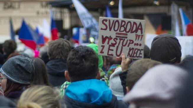 Galerie: OBRAZEM: Zastavme covid fašismus a vystupme z EU. V Praze protestovali odpůrci vládních opatření | FORUM 24