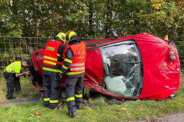 Sobotní nehoda v Paskově, auto skončilo po kotrmelcích na boku