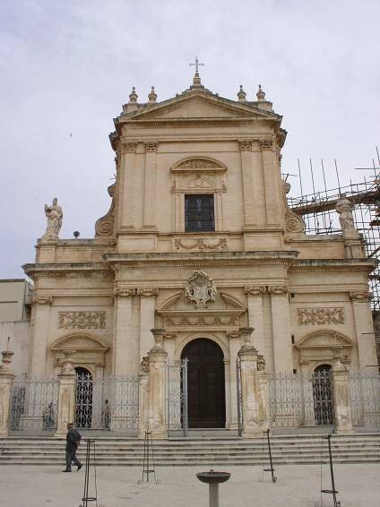 Průčelí baziliky Santa Maria Maggiore v Ispice