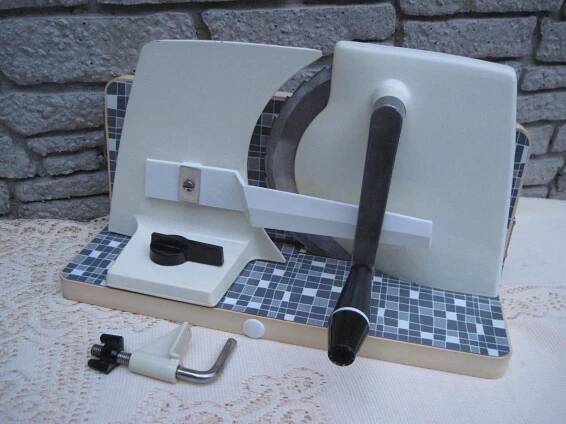Retro kráječ chleba, kotouč Rostfrei, klička k upevnění, umakart