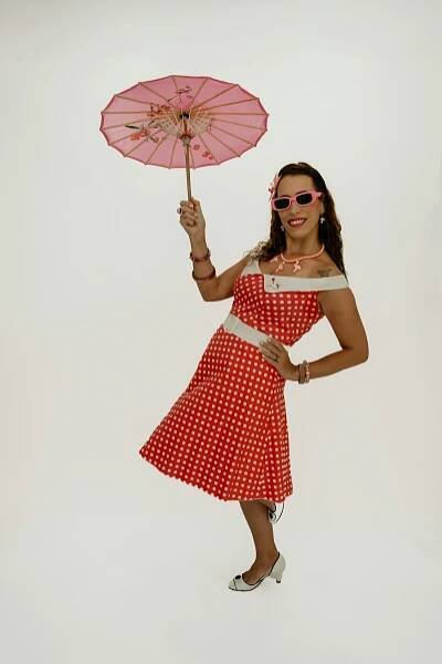 Retro Móda žena Pózuje S Květinami · Základová fotografie zdarma
