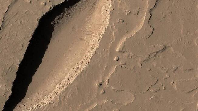 Mars volcanic fissure