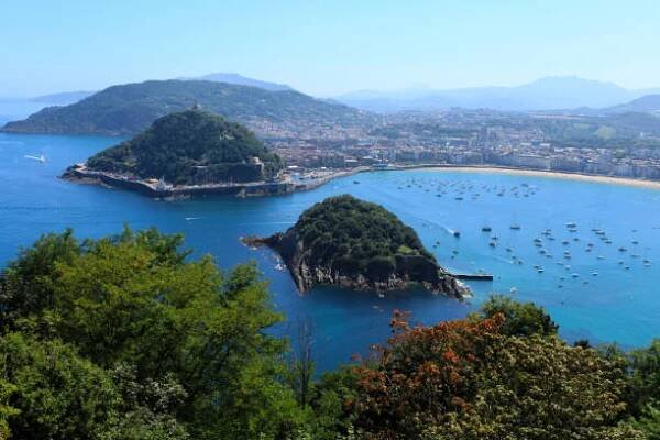 panoramatický výhled na záliv san sebastian a ostrov santa clara - gipuzkoa - stock snímky, obrázky a fotky