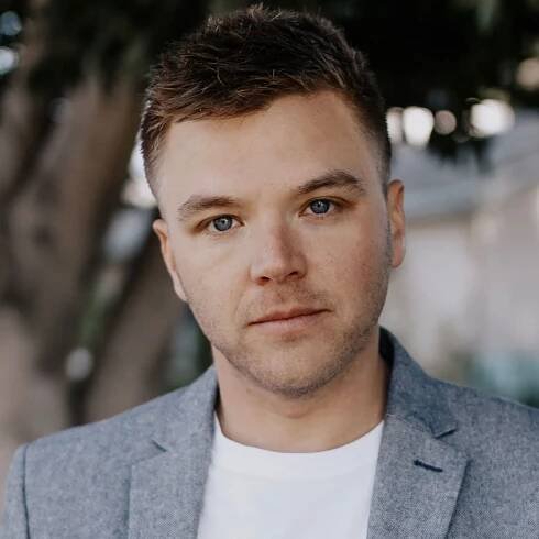 Brett Davern Biography, Age, Height, Weight, Girlfriend, Family Career & Hallmark Movie