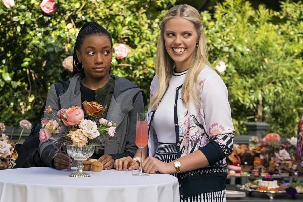 Holky z vejšky - Kappa - Z filmu - Alyah Chanelle Scott, Reneé Rapp
