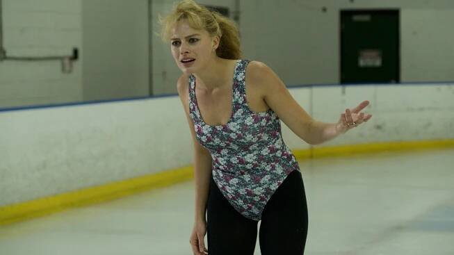Recenze: Tonya ze svého života těžko vybruslí, film se jí ale povedl