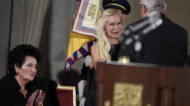 Prezident Miloš Zeman při příležitosti výročí vzniku samostatného československého státu uděloval 28. října na Pražském hradě státní vyznamenání. Medaili Za zásluhy převzala herečka a tanečnice Jitka Frantová Pelikánová (uprostřed).