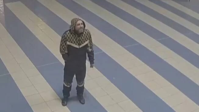 Ve vlaku měl přepadnout muže a utéct. Policie po něm pátrá