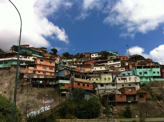 Slum v Caracasu ve Venezuele. 