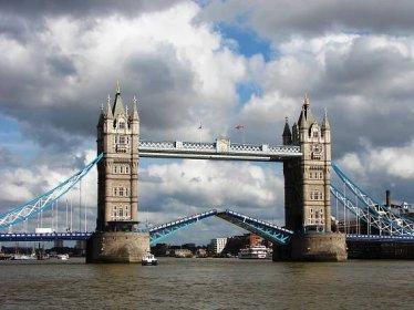 Soubor:Tower Bridge,London Getting Opened 2.jpg – Wikipedie