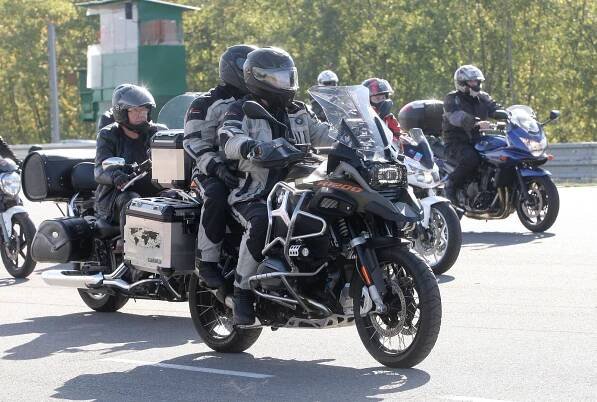 OBRAZEM: Na okruh vyjelo 2732 motorek. Nejrychlejší kolo zajel vozíčkář Šembera