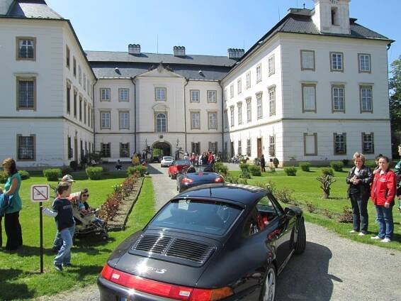Auta značky Porsche opět na nádvoří vizovického zámku, | www.sermiri.cz