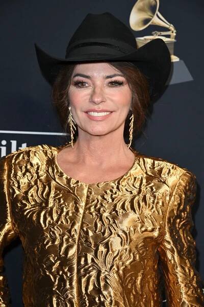 Shania Twain Is A Whole Lotta Woman With Pink Hair - NewBeauty