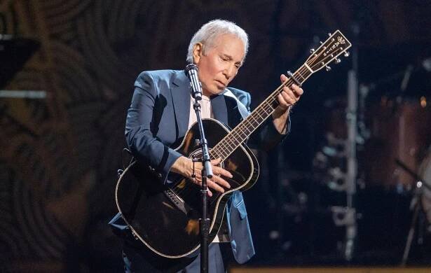 Paul Simon on stage.