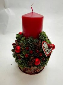Vánoční svícen s červenou svíčkou 1