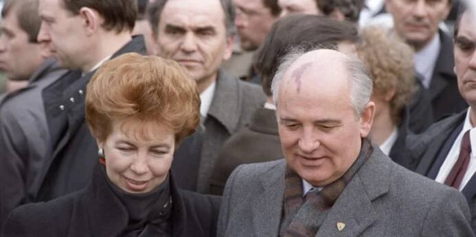 Raisa manžela všude doprovázela.