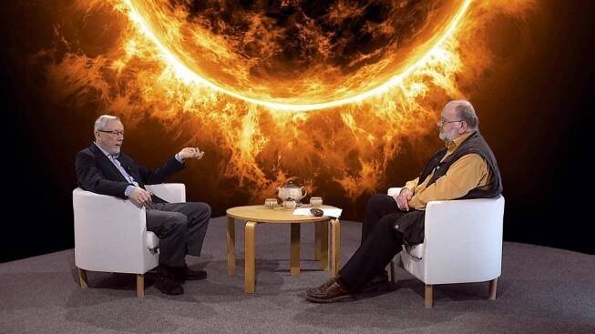 Prof. Petr Heinzel s moderátorem Jindřichem Suchánkem v pořadu Hlubinami vesmíru
