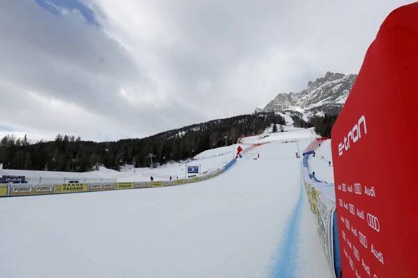 Sjezd v Cortině bez Ledecké vyhrála Venierová, Shiffrinová měla těžký pád