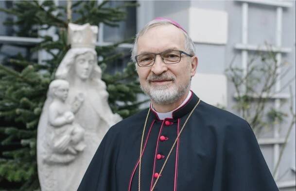 Nemecký biskup, jeden z mála kritikov synodálnej cesty, nečakane rezignoval