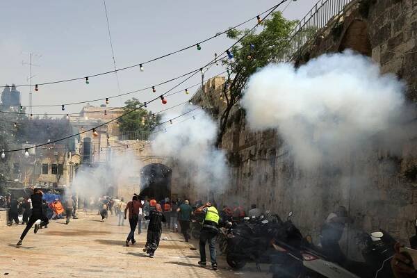 Střety mezi policií a Palestinci v Jeruzalémě si vyžádaly stovky zraněných
