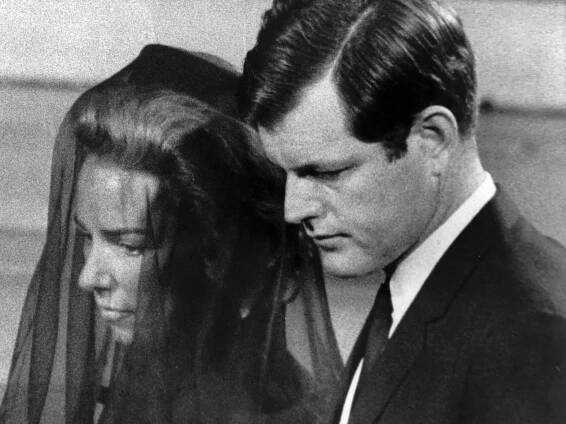 Na archívnej snímke z 8. júna 1968 vdovu Ethel Kennedyovú doprevádza do lavice jej švagor, senátor Edward Kennedy, počas pohrebu jej zavraždeného manžela, senátora Roberta F. Kennedyho v Katedrále sv. Patrika v New Yorku.