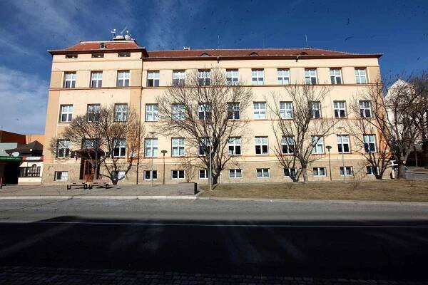 Práce na opravách tvrze v Hluku zbrzdili archeologové, tvrdí starosta