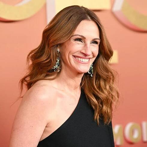 Julia Roberts trägt einen sanften Kastanienton mit dezenten, hellen Strähnchen. Die Kombination aus warmen Farbnuancen und leichten Locken verleiht ihrem Haar Lebendigkeit und setzt elegante Akzente.