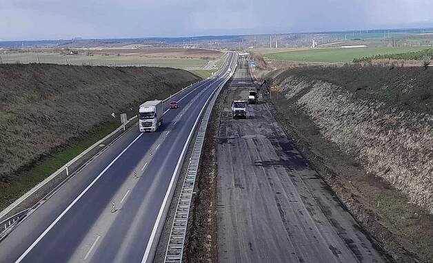 Na stavbu dálnice D7 Praha – Chomutov u Loun se po několika měsících ve větší míře vrátili dělníci a stroje. Loni koncem října se otevřela v polovičním profilu, s příchodem jara se rozeběhly práce i na budoucí druhé části.