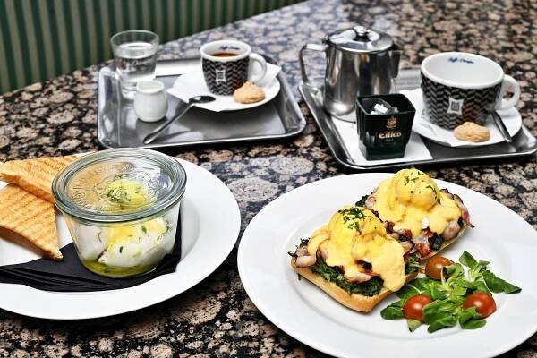 Vejce Benedikt a káva nebo čaj dle výběru v kubistickém Grand Cafe Orient