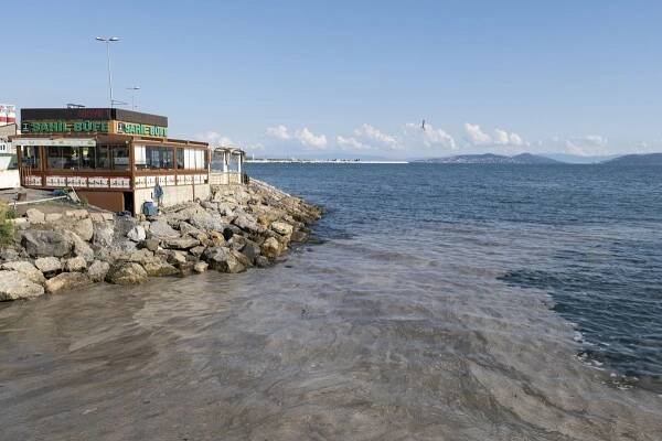 Istanbul svírá odporný sliz z moře. Něco s tím uděláme, slibuje Erdogan