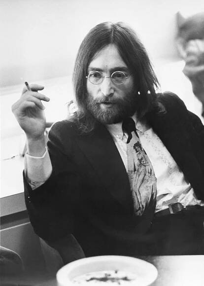 Fotografie Musician John Lennon Smoking