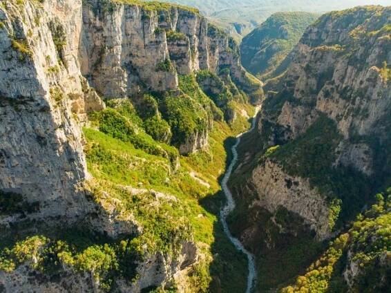 Soutěsky Vikos, rokle v pohoří Pindos v severním Řecku, ležící na jižních svazích Mount Tymfi, jeden z nejhlubších soutěsek na světě. — Stock obrázek