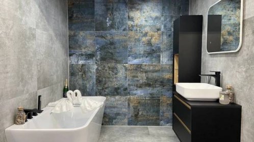 Modrá koupelna s kombinací šedé a černé