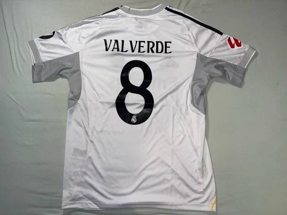 DRES FEDERICO VALVERDE 8 – REAL MADRID