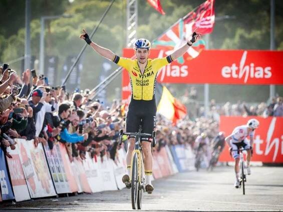 Wout van Aert wins despite last-lap crash and without saddle at Benidorm World Cup