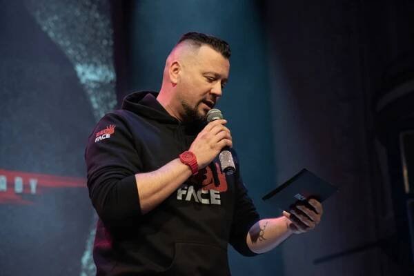 FOTO: Úvodní tisková konference organizace Red Face. Moderátorem byl Michal Kavalčík. – stránka 764