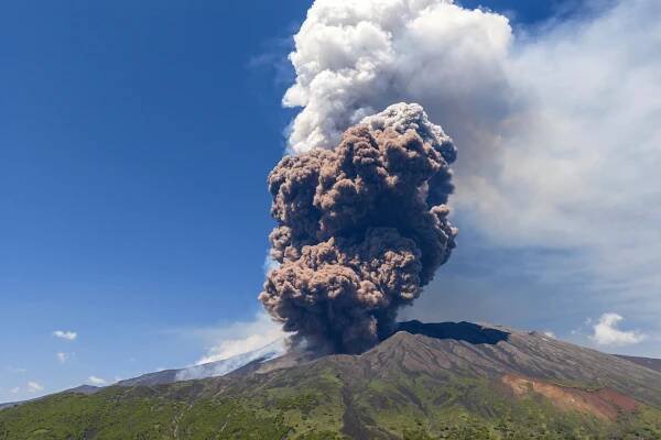 Etna se probudila k životu. Nebe zahalil hustý dým, turisté v panice prchali