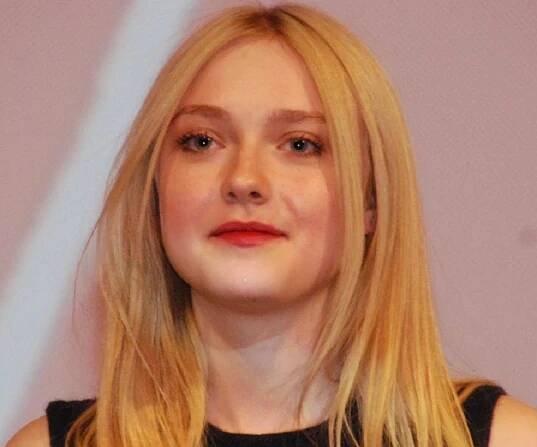 Dakota Fanning Biography - Childhood, Life Achievements & Timeline