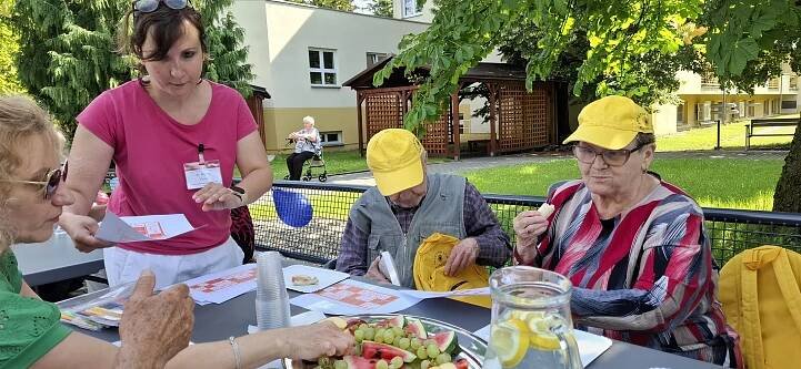 Bingo pod stromy – krásné odpoledne v Domově “Sluníčko“ | Domov Slunecnice