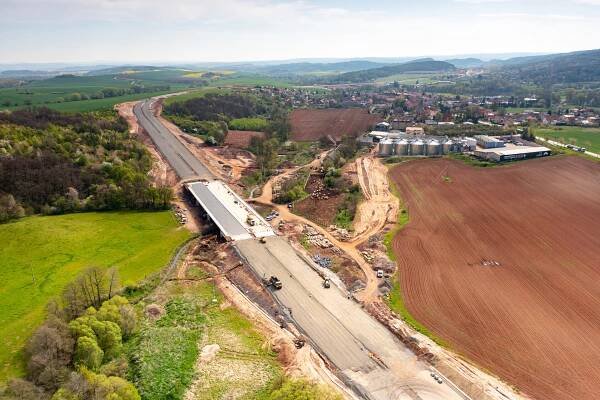Veřejnost si bude moci prohlédnout dokončený úsek dálnice D6 u Lubence | Dopravní stavby | IZDoprava.cz