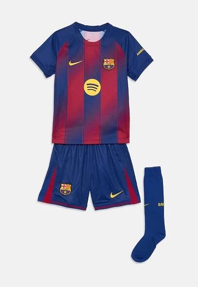Fotbalový dres mládeže FC Barcelona s modro-červenými pruhy, modré šortky a jedna modrá ponožka na bílém pozadí.