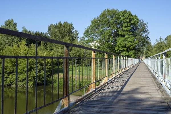 Práce na lávce přes Moravu | Obec Bělov