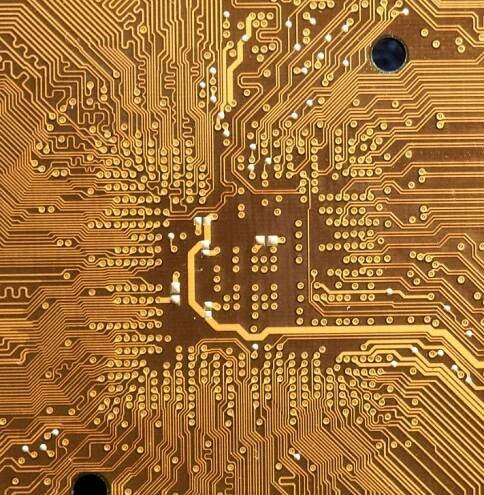 AMD zrychluje v závodě o AI: Nové čipy jsou srovnatelné s Nvidií a za výrazně nižší cenu | Kurzy.cz
