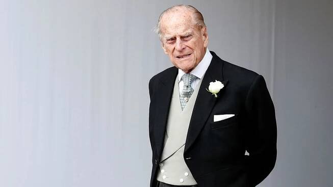 Prince Philipa převezli do jiné nemocnice, pacienta skrývali za deštníky - Novinky