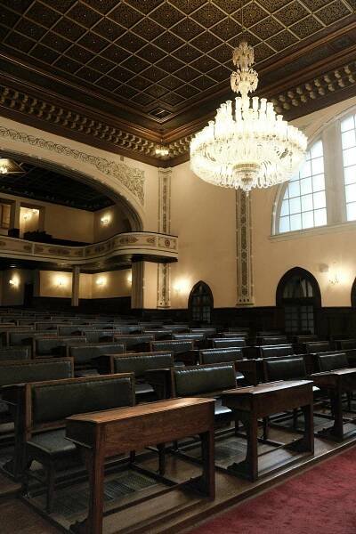 Free Spacious historic auditorium with ornate chandelier and empty seating, ideal for events. Stock Photo